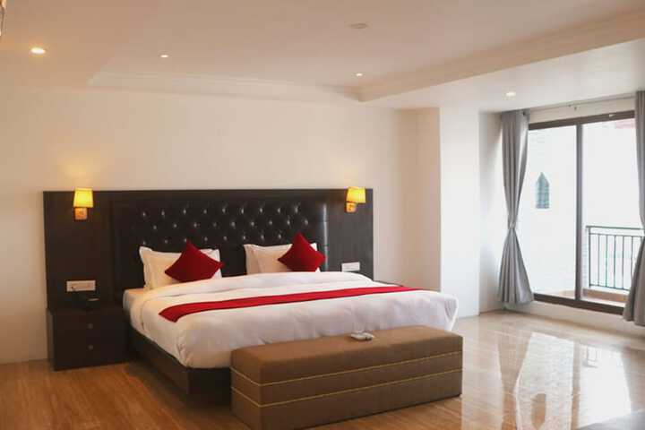 Room 6 of 10