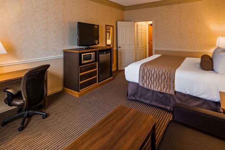2 Queen Beds Electric Fireplace High Speed Internet Accessible Refrigerator, Coffee Maker Iron Full Breakfast (3 of 10)