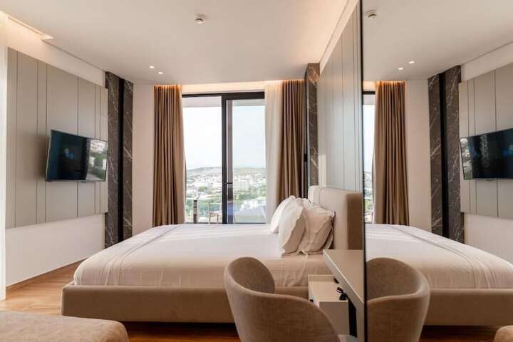 Room 32 of 80