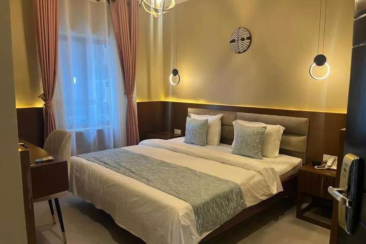 Room 2 of 33