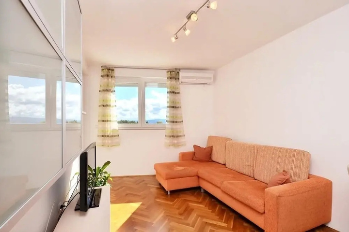 Room 4 of 15