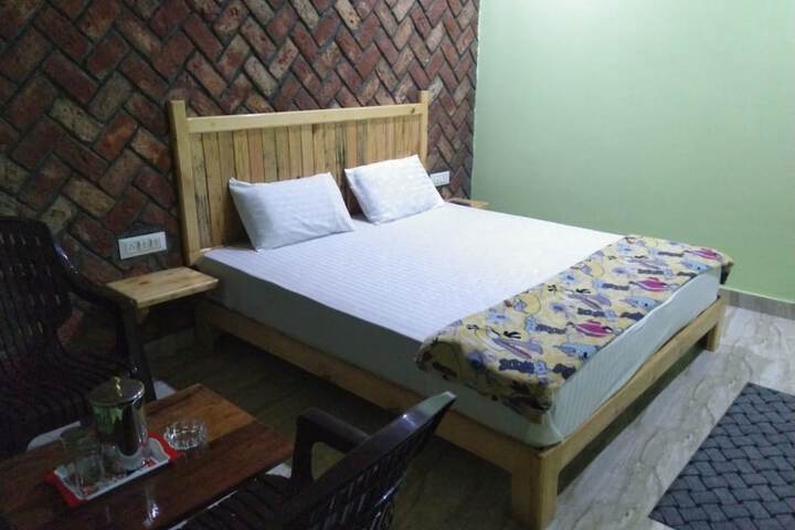 Room 6 of 16