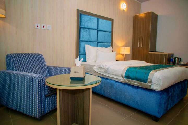 Room 9 of 18