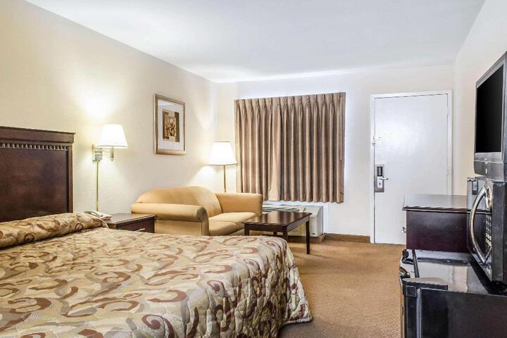 1 King Bed Choice Room (2 of 2)