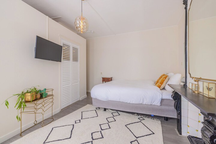 Room 6 of 19