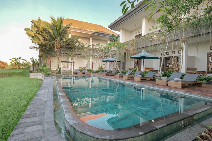 Hotel with Pool