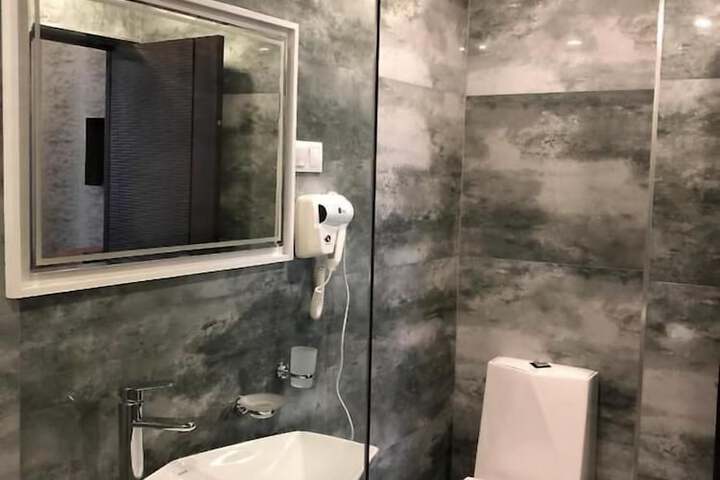 Room 5 of 8