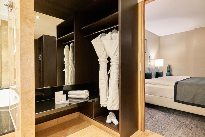 Room 5 of 94