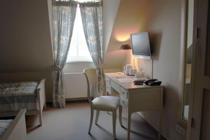 Room 10 of 24