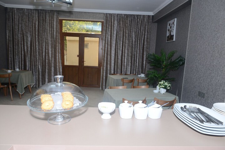 Dining 16 of 24
