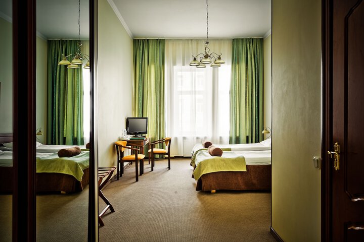 Room 10 of 34