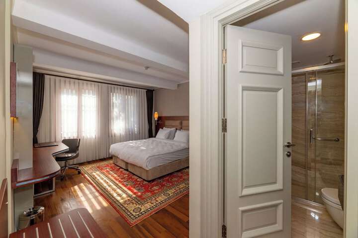 Room 76 of 102