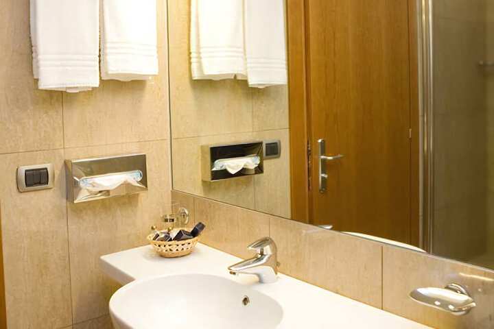 Room 33 of 65