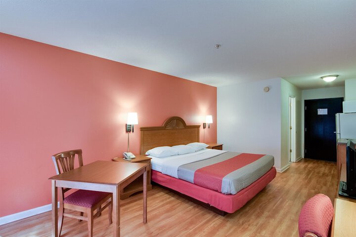 1 King Bed (2 of 19)
