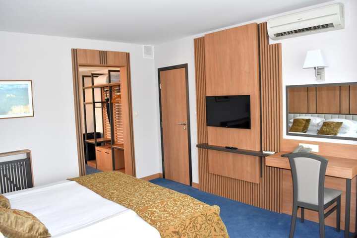 Room 13 of 37