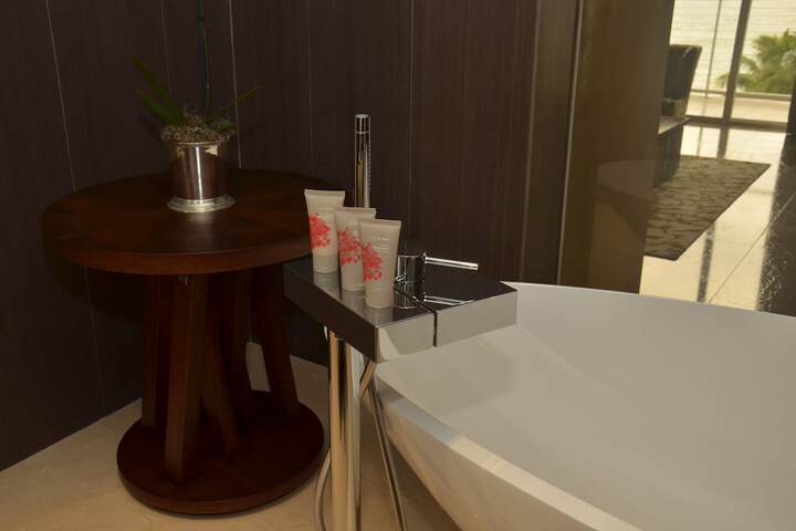 Deep soaking bathtub