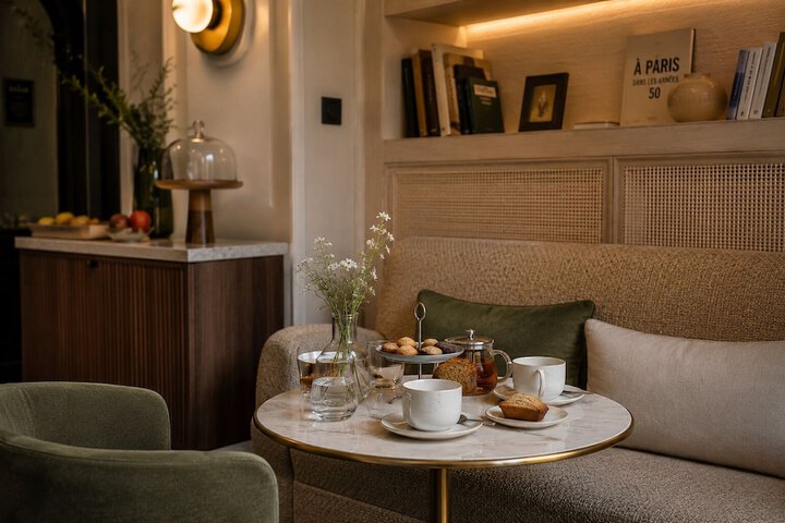 Lounge 33 of 42