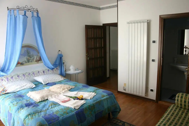 Room 2 of 10