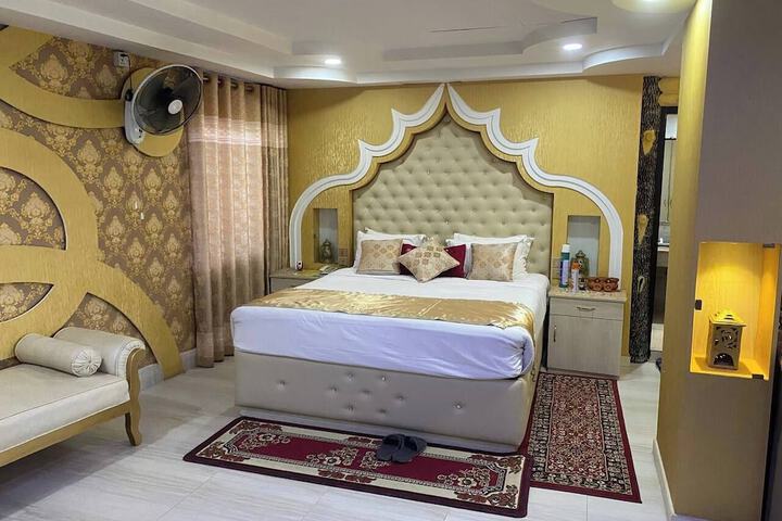 Room 6 of 40