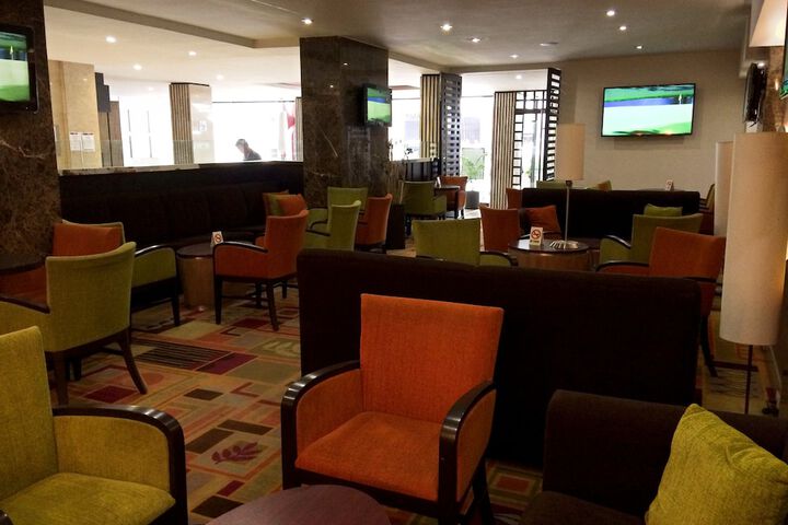 Lounge 32 of 45