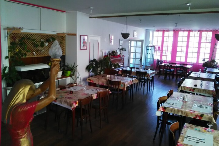 Dining 12 of 19