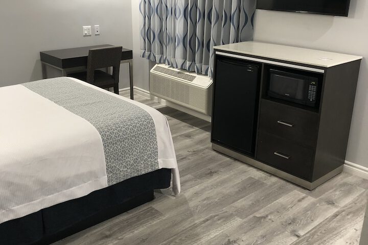 1 Queen Bed (17 of 17)