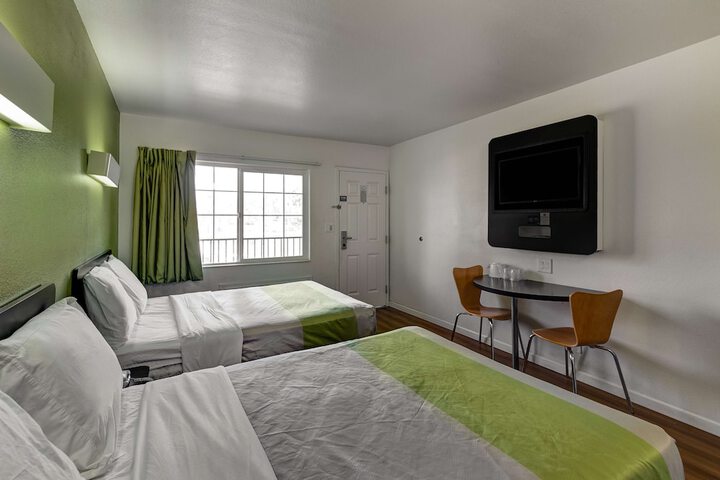 1 King Bed Micfridge (2 of 11)