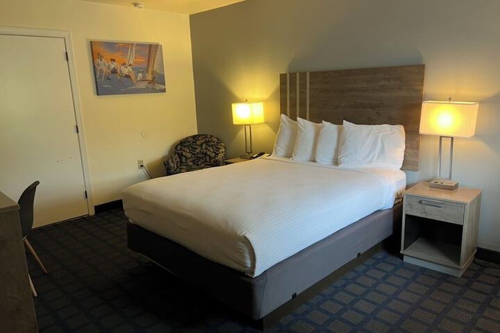 1 Queen Bed (6 of 10)