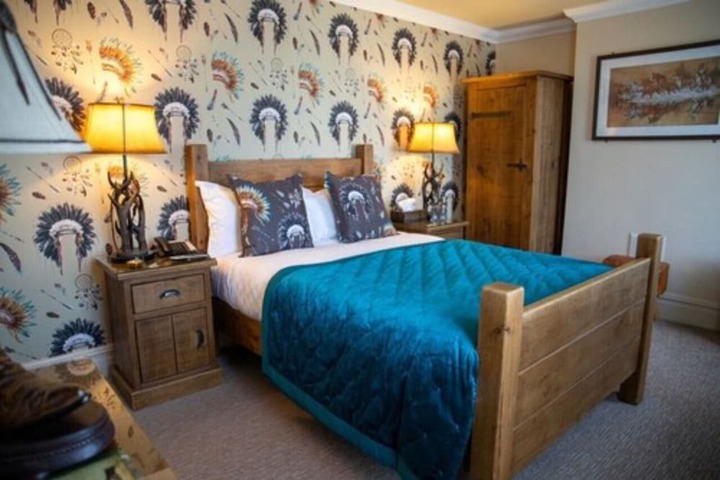 Room 2 of 10