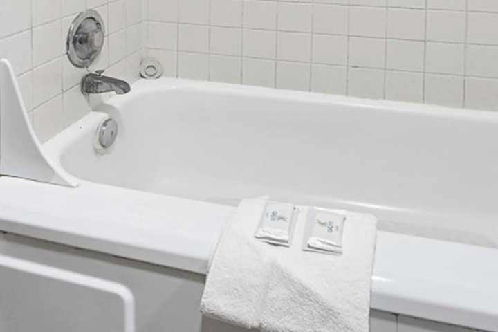 Deep soaking bathtub