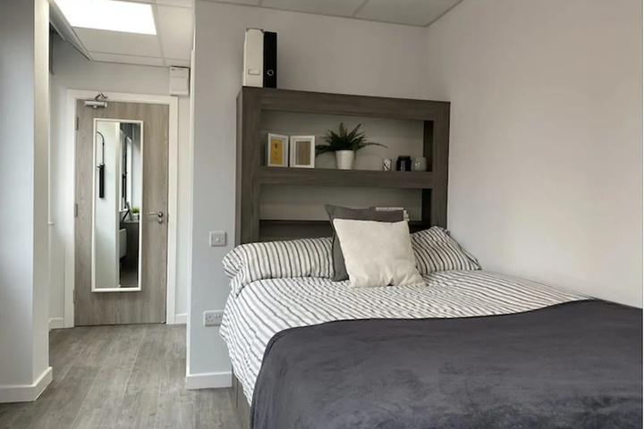 Room 4 of 9