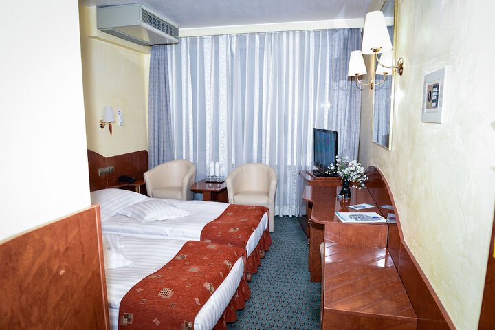 Room 10 of 27