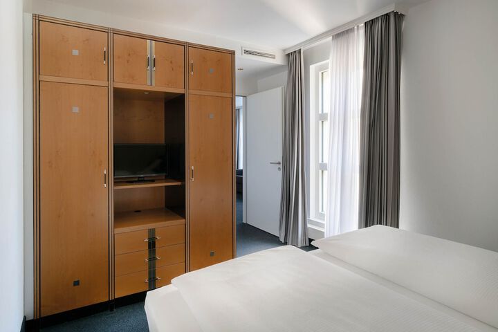 Room 21 of 102