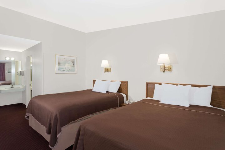 1 Queen Bed (4 of 13)