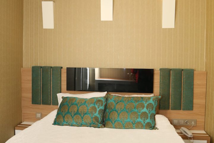 Room 7 of 12