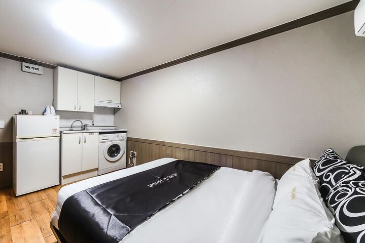 Room 6 of 33