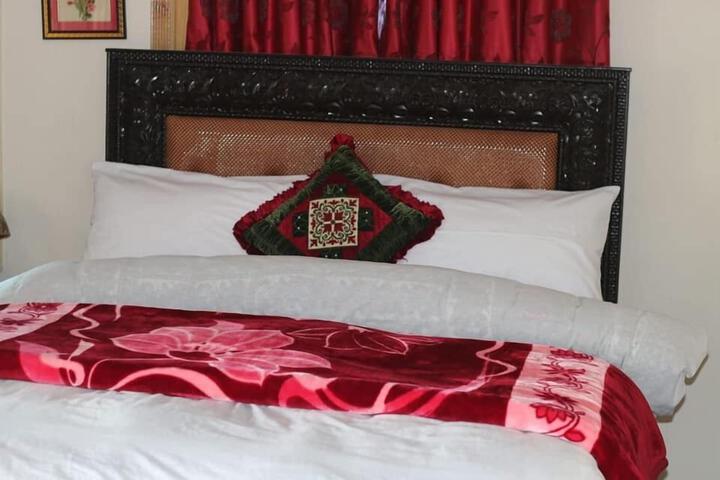 Room 4 of 8