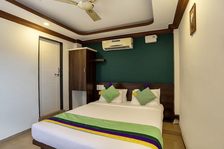 Room 32 of 46