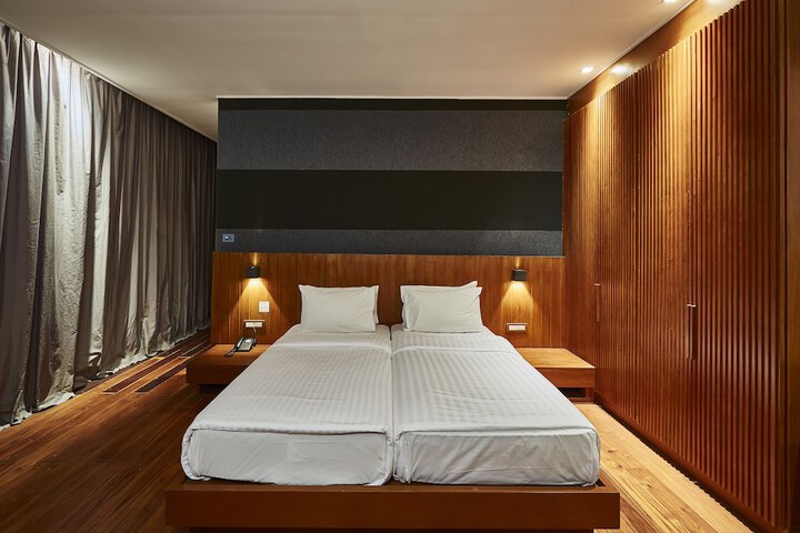 Room 14 of 90