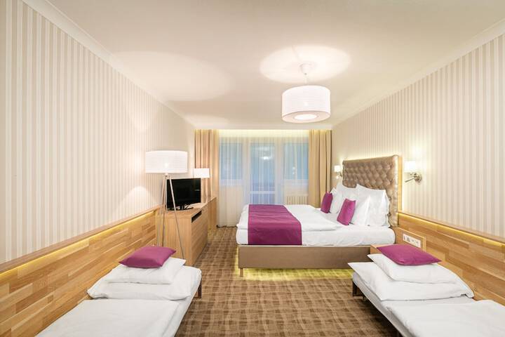 Room 9 of 80