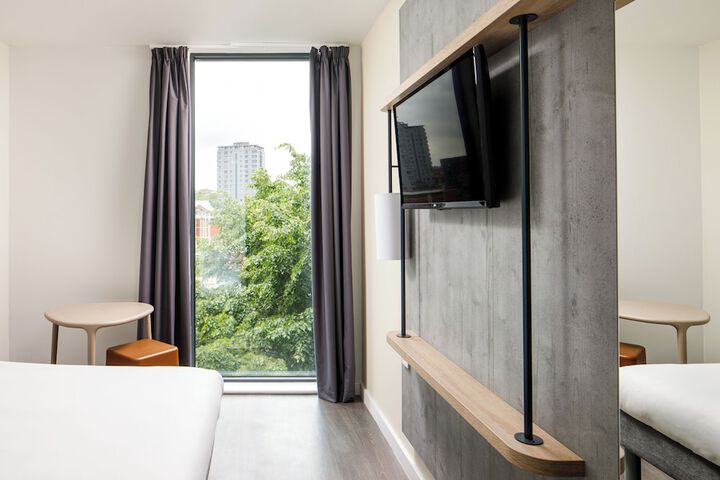 Room 6 of 42