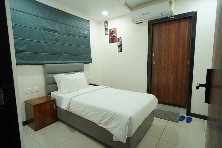 Room 6 of 14