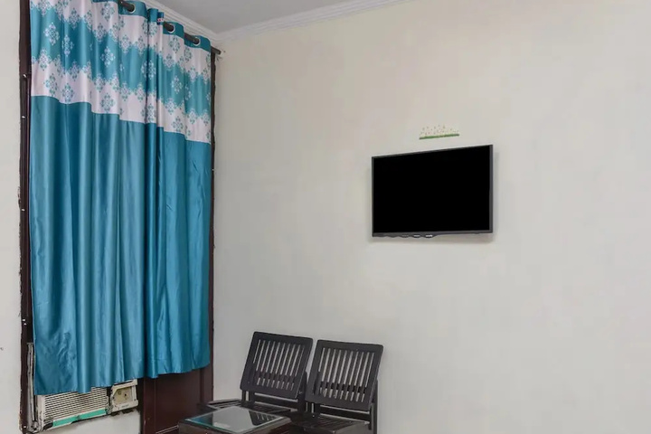 Room 4 of 13