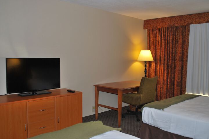 2 Queen Beds (4 of 10)