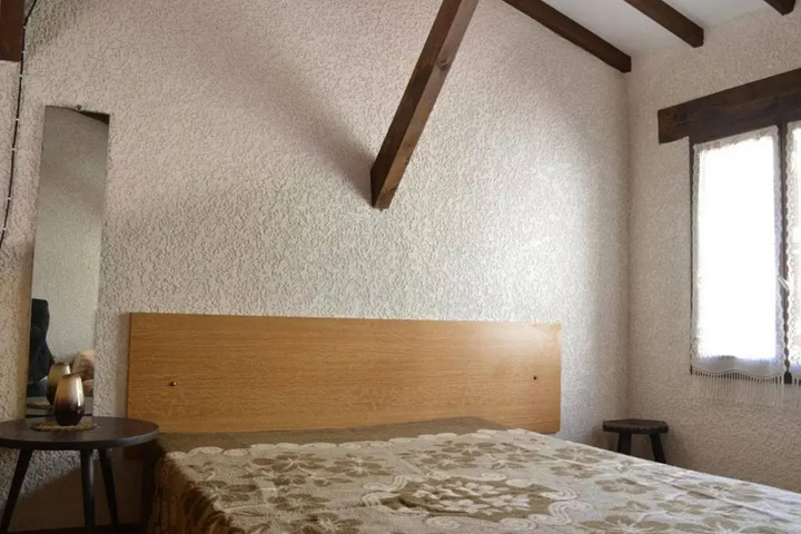 Room 6 of 12