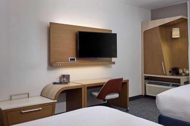 Room 13 of 32