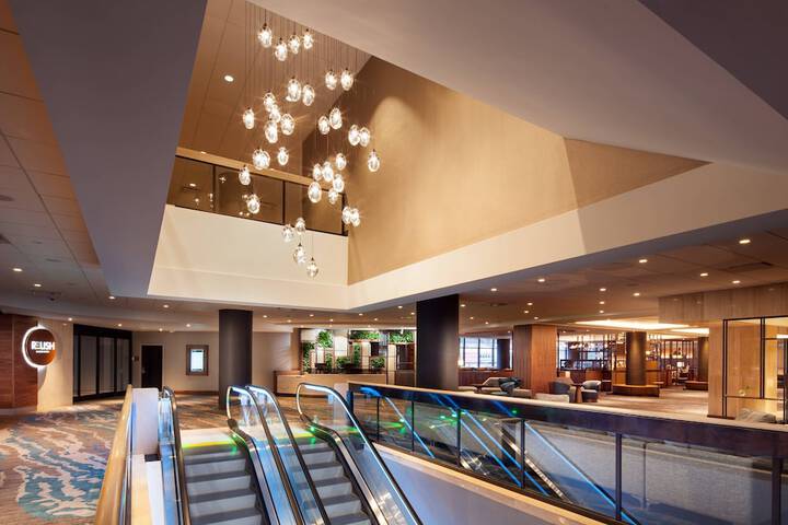 Lobby lounge