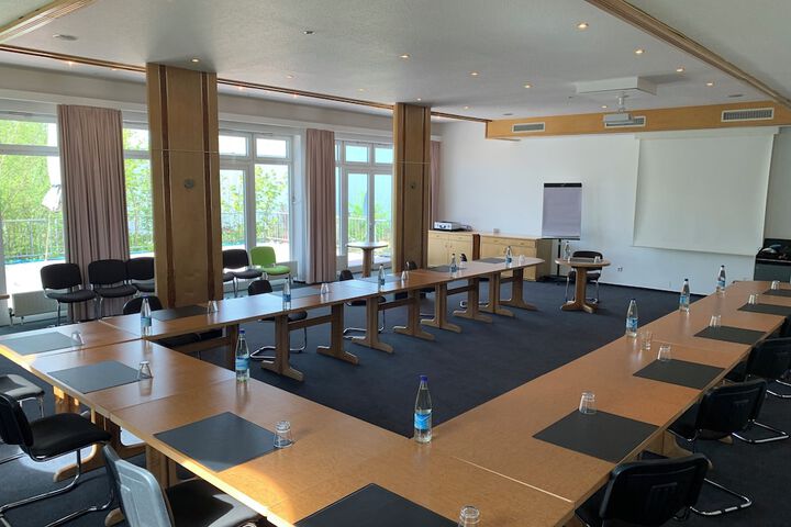 Ballroom/Hall 84 of 96