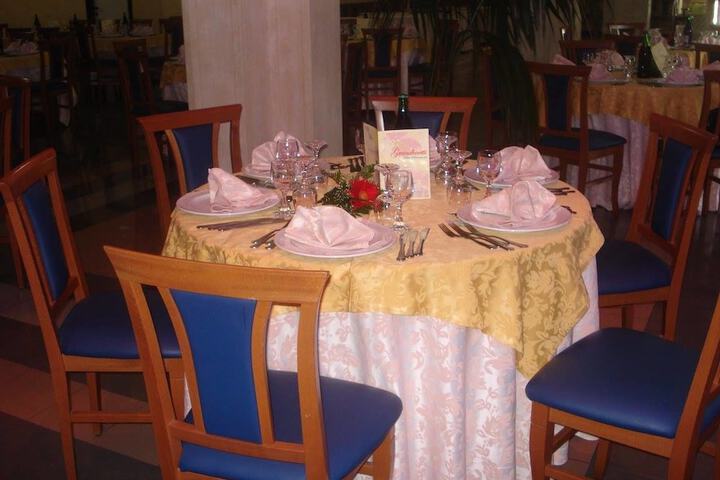 Dining 32 of 59