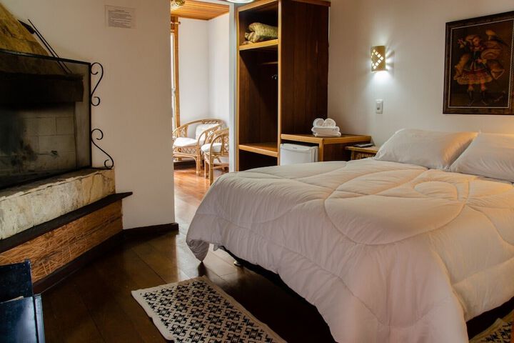 Room 4 of 9